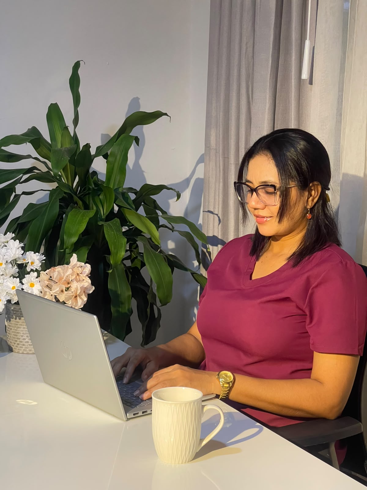 La psicóloga Marcela Avila trabajando en su escritorio